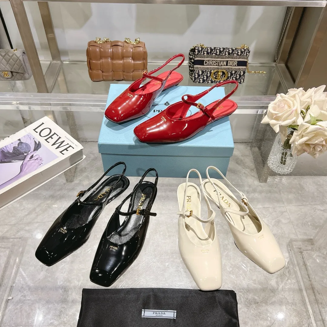 👟👟Ex-factory price 500👟👟 25-year new model launched on the catwalk star's new fashion trend [PRADA] square toe high heel square heel thick heel sandal back empty single shoe. ✨✨The upper is made of imported cow patent leather, the open edge beads and the inner pads are made of imported sheepskin, and the Italian injection molded leather outsole. ⚠️3 heel heights: flat, 5.5cm, 8.3cm. 🐎size: 35-40 (41 can be customized, non-refundable)